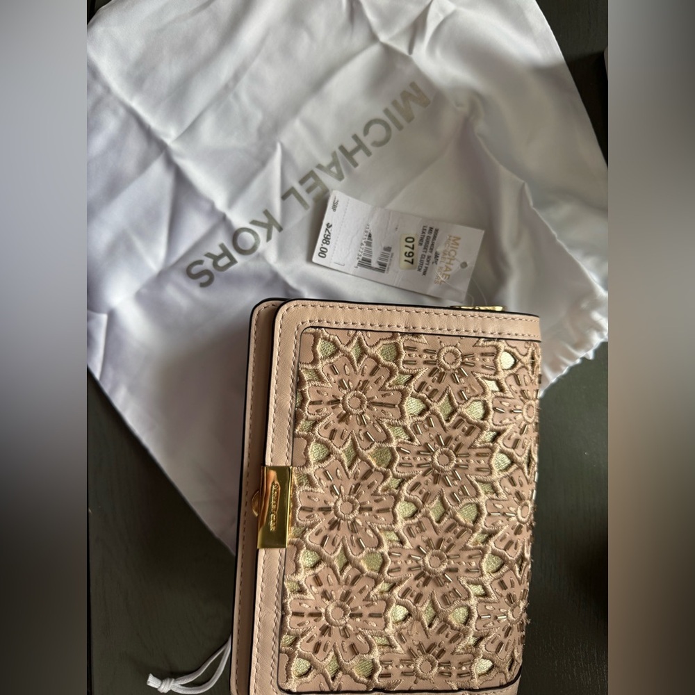 Michael kors light pink crossbody bag with gold chain
NWT, comes with MK bag